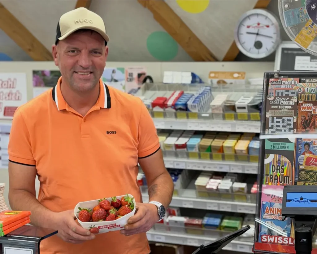 Koljo Tancev mit frischen Erdbeeren im Quartier Laden Windisch